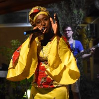Slameuse Malika (Burkina Faso) performing.